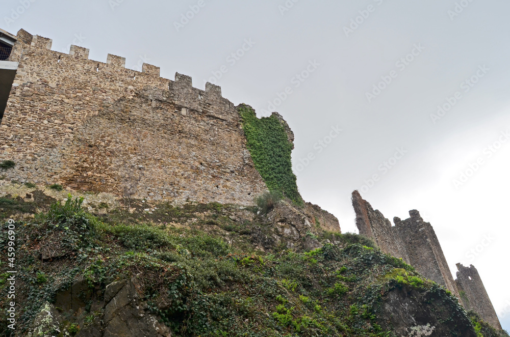 Castillo de la sierra del Montseny en un dia nublado. Catalunya