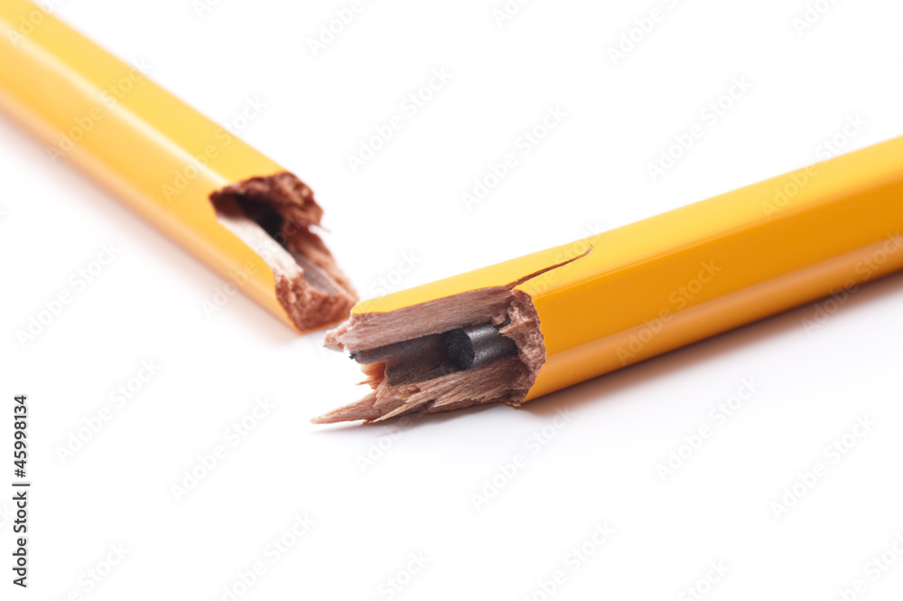 白背景に折れた鉛筆のクローズアップ Stock 写真 | Adobe Stock