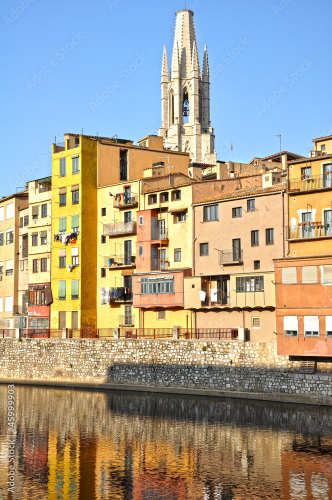 Girona, casas colgadas del río Oñar y torre de Sant Feliu