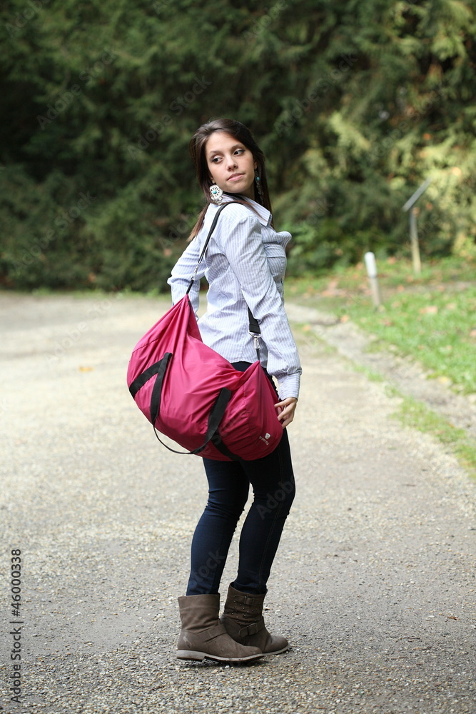Ragazza con borsa rosa Stock Photo | Adobe Stock