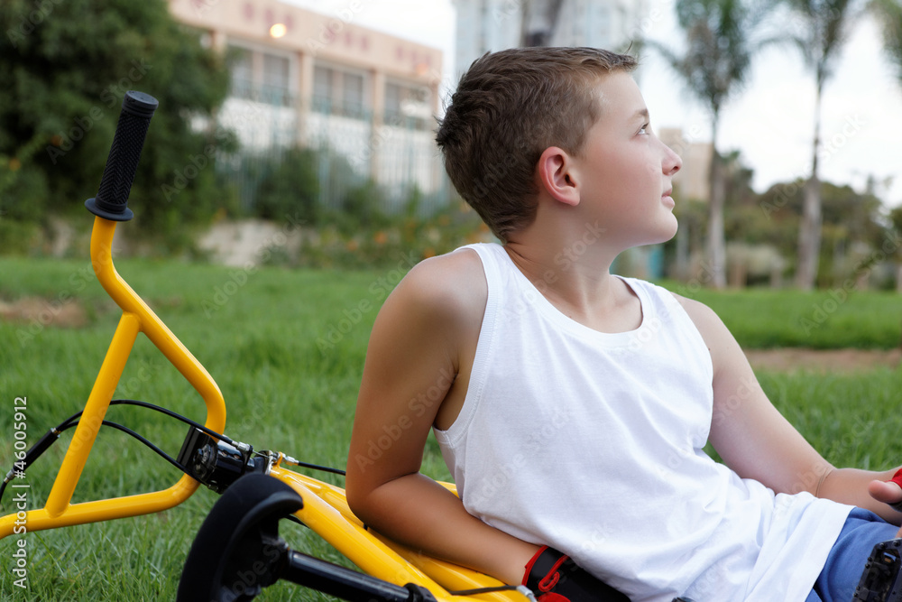 Obraz premium boy with a bicycle outside