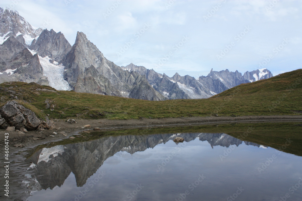 Mont Blanc de Courmayeur sur lac