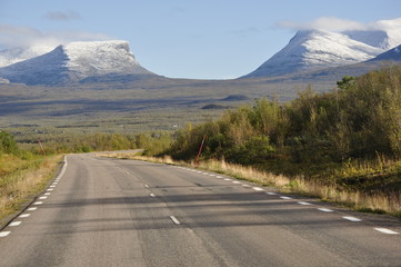 Papier peint photo Arctique Route de montagne nord de Suède  © Conny Sjostrom