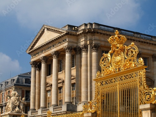 Obraz na płótnie The Palace of Versailles - golden gate de Versailles in France w salonie