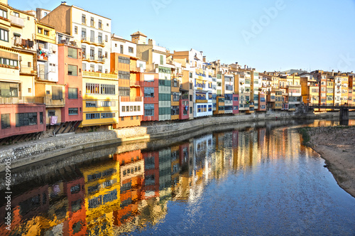 Paisaje, Girona, río Oñar y al fondo el puente de San Agustín, Cataluña, España