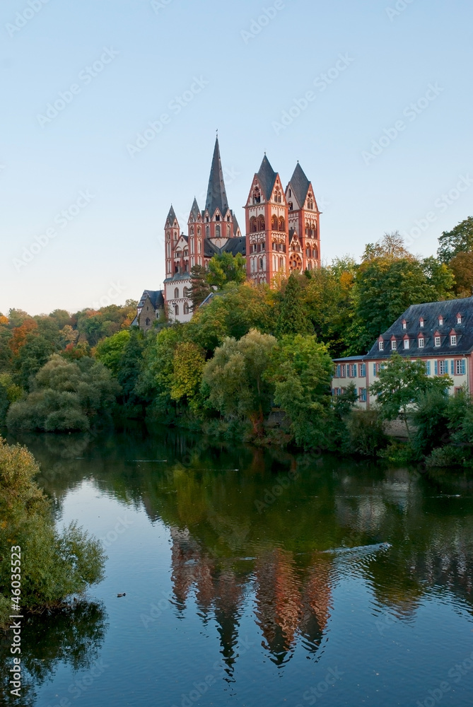 Limburger Dom spiegelt sich in der Lahn
