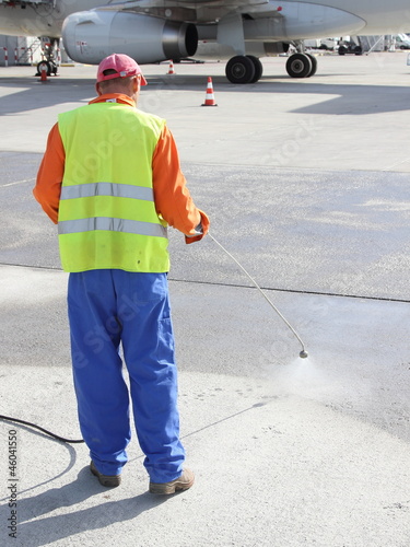 Quadro em tela Spraying to protect the concrete surface