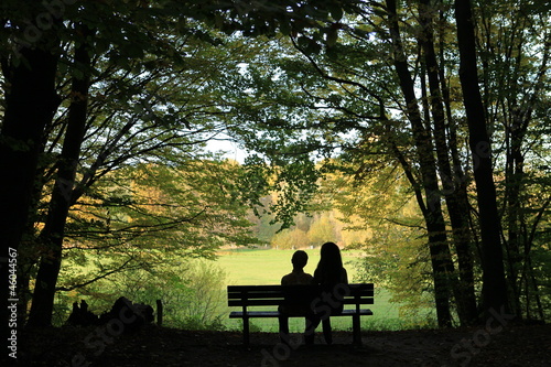 Mutter und Kind entspannen im Park