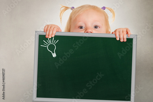 baby mit tafel