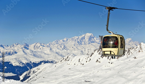 Télécabine devant le Mont-Blanc - Alpes
