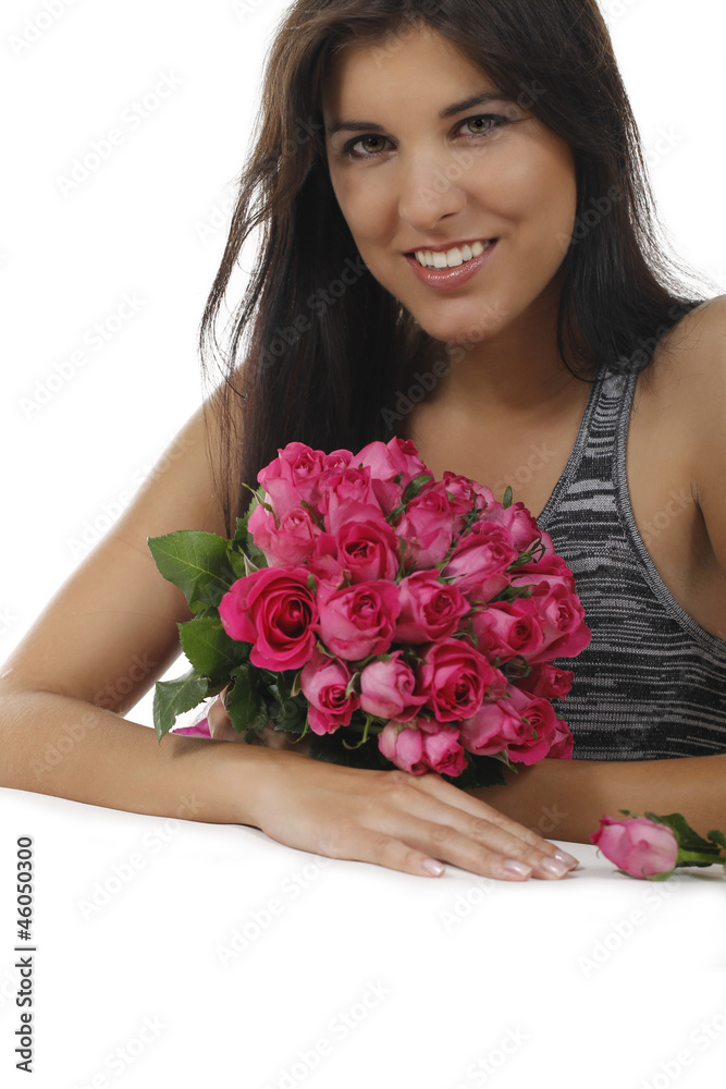 Junge hübsche Frau mit einem Strauss rosa Rosen