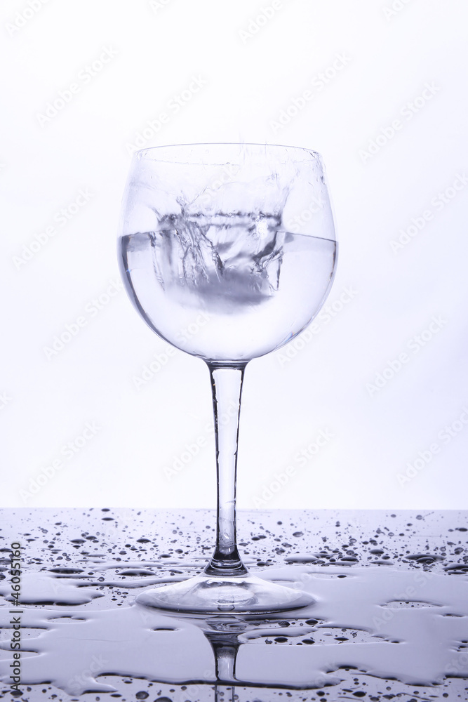 Obraz premium Wasserglas mit Eiswürfel