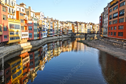 Girona, el río Oñar y sus casas colgadas por la tarde