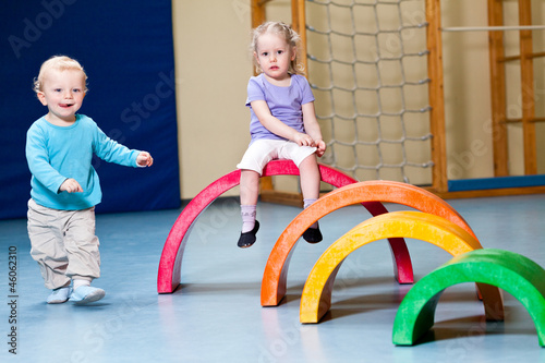 Kinder in Turnhalle