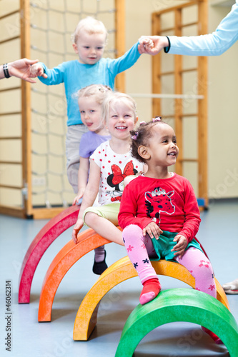 Kinder in Turnhalle