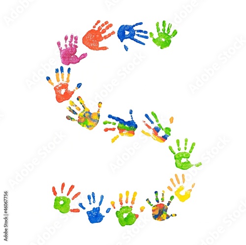 Buchstabe S aus bunten Kinderhänden (Foto-Collage)