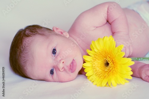 Obraz na plátně The child with a flower gerber