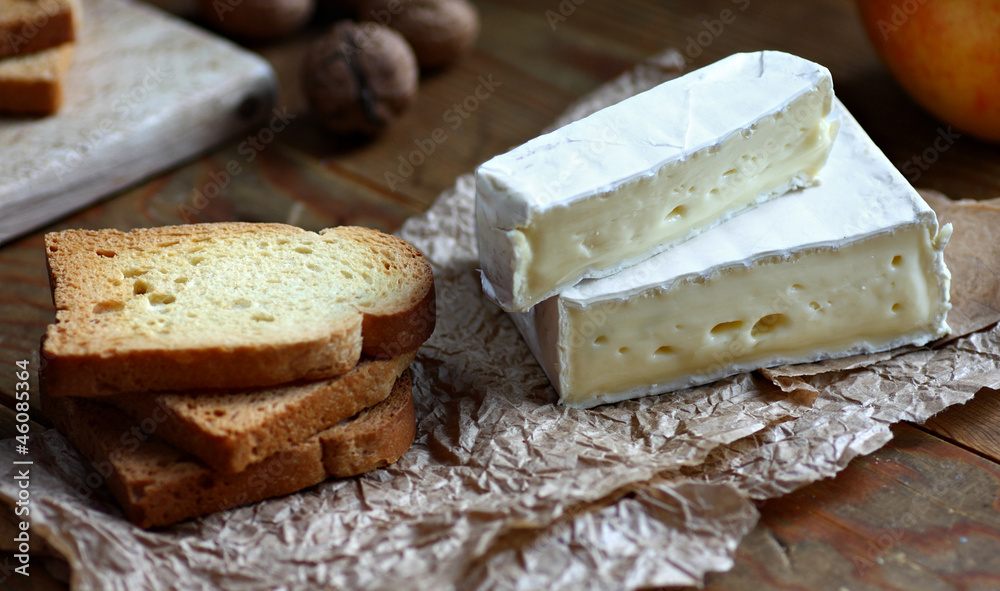 Camembert cheese and toasts