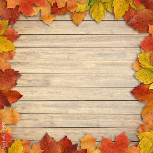 Fotografia Autumn leaves over wooden