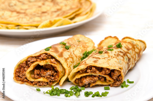 Eierpfannkuchen mit Schnittlauch photo