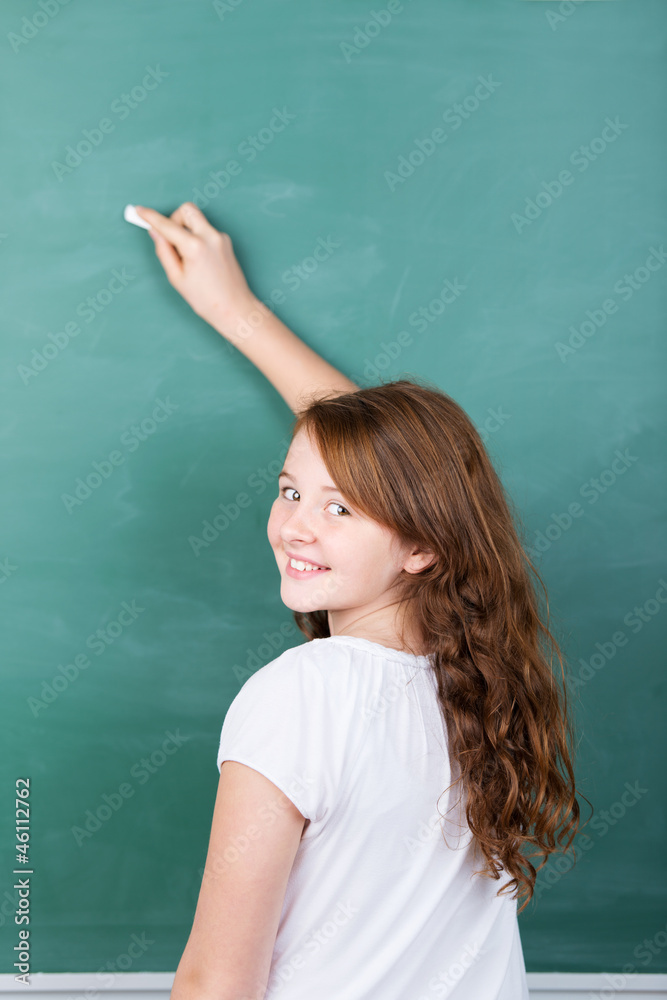 lächelnde schülerin schreibt an die tafel lächelnde schülerin schreibt an die tafel