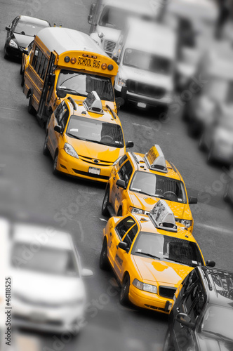 Taxis jaunes et school bus à Manhattan,  New York City US - Photo en noir et blanc avec couleur selective #46118525