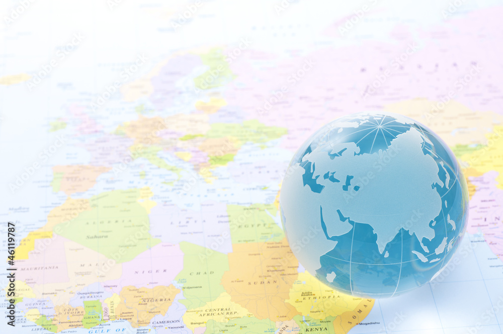 Naklejka premium 世界地図とガラスの地球儀