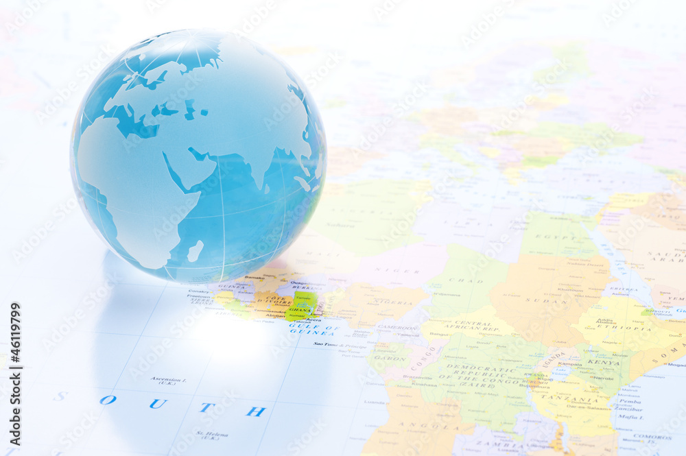 Naklejka premium 世界地図とガラスの地球儀