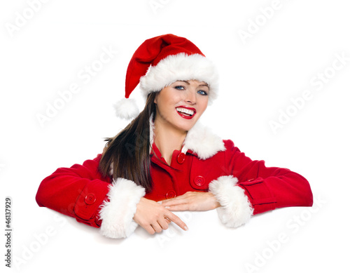 Weihnachtsfrau zeigt auf Werbetafel