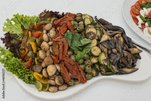 Antipastiplatte mit gemischtem Gemüse - Fingerfood - Catering photo