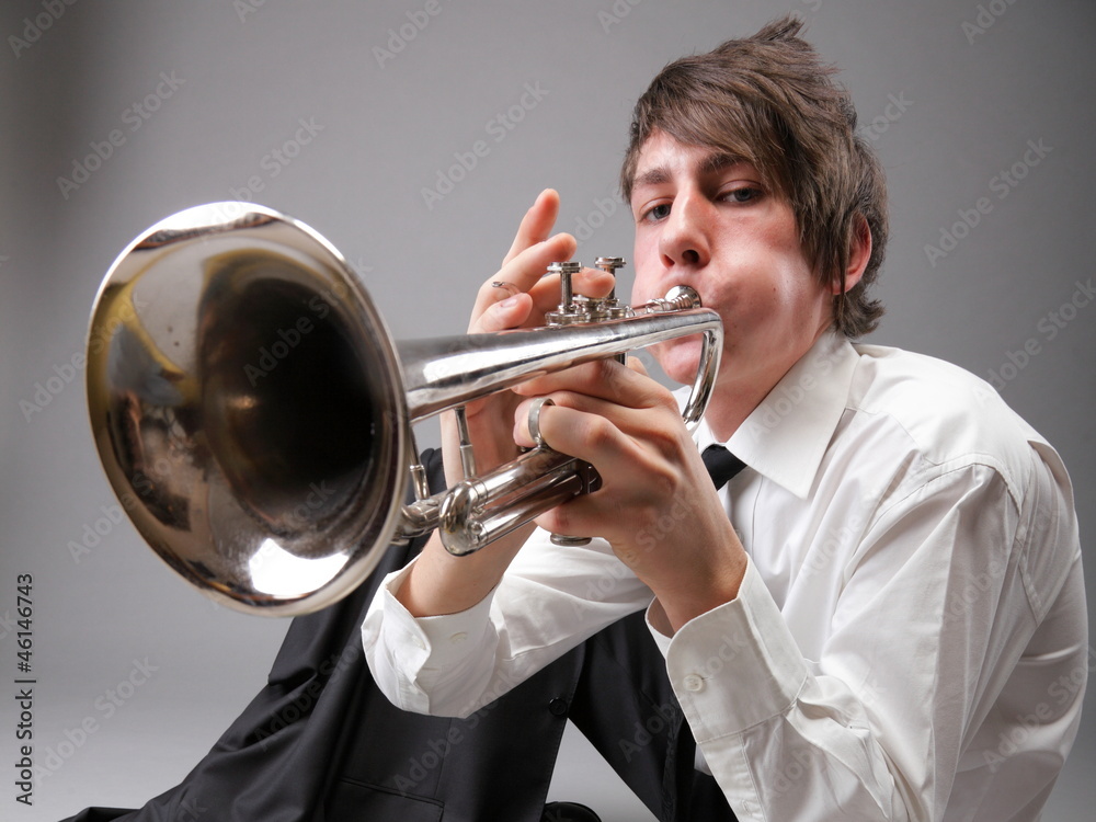 Obraz premium Portrait of a young man playing his Trumpet