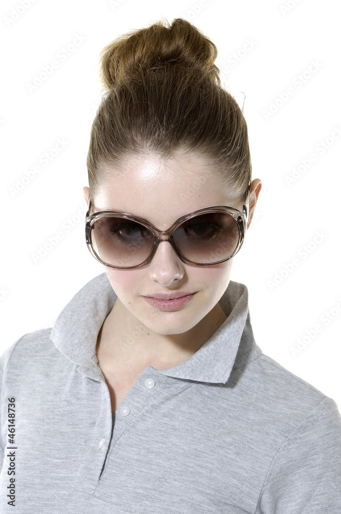 fashion girl wears sunglasses –close up