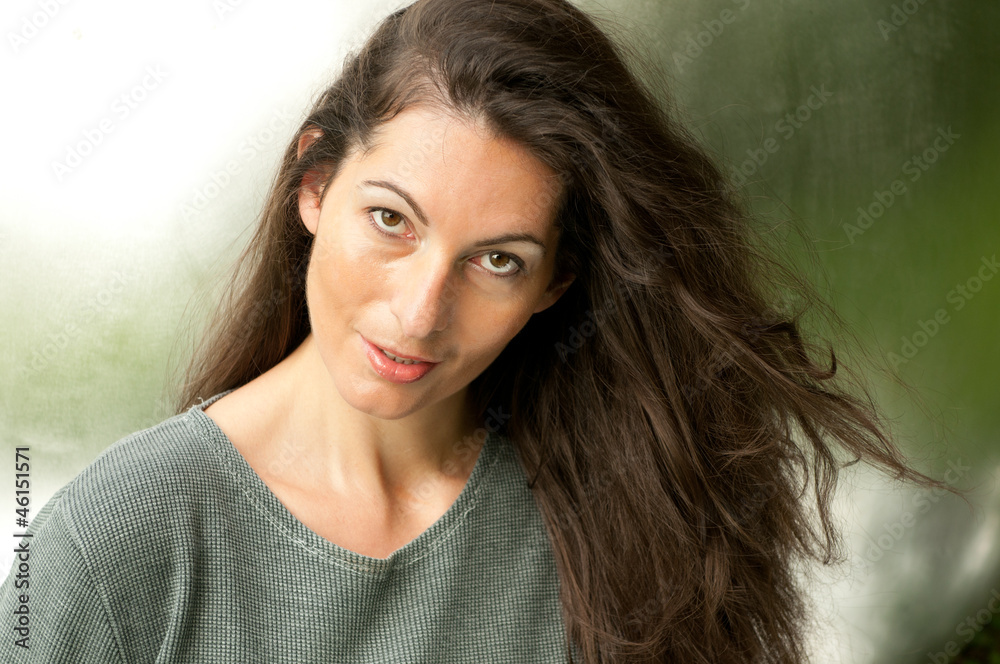 Frauenportrait mit langen Haaren Frauenportrait mit langen Haaren