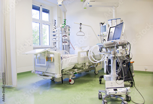 Iintensive care unit with monitors