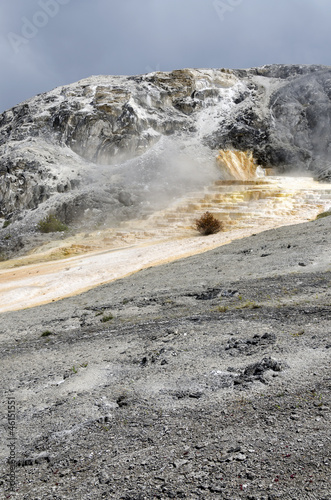 zolfo e vapore tra le rocce di Mammoth Hot Springs photo