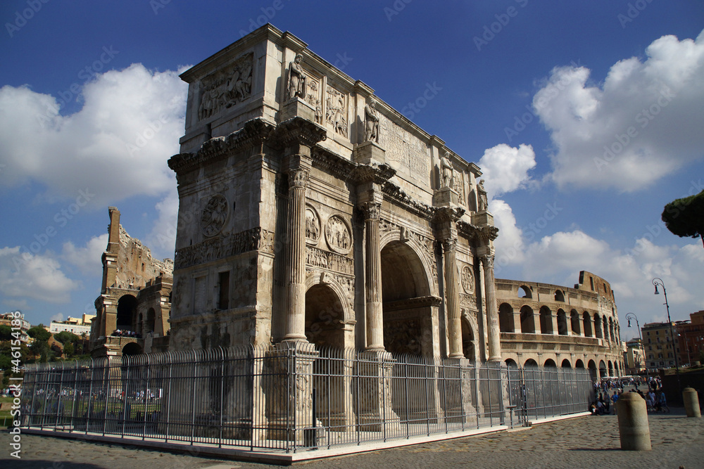 Konstantinbogen mit Kolosseum in Rom