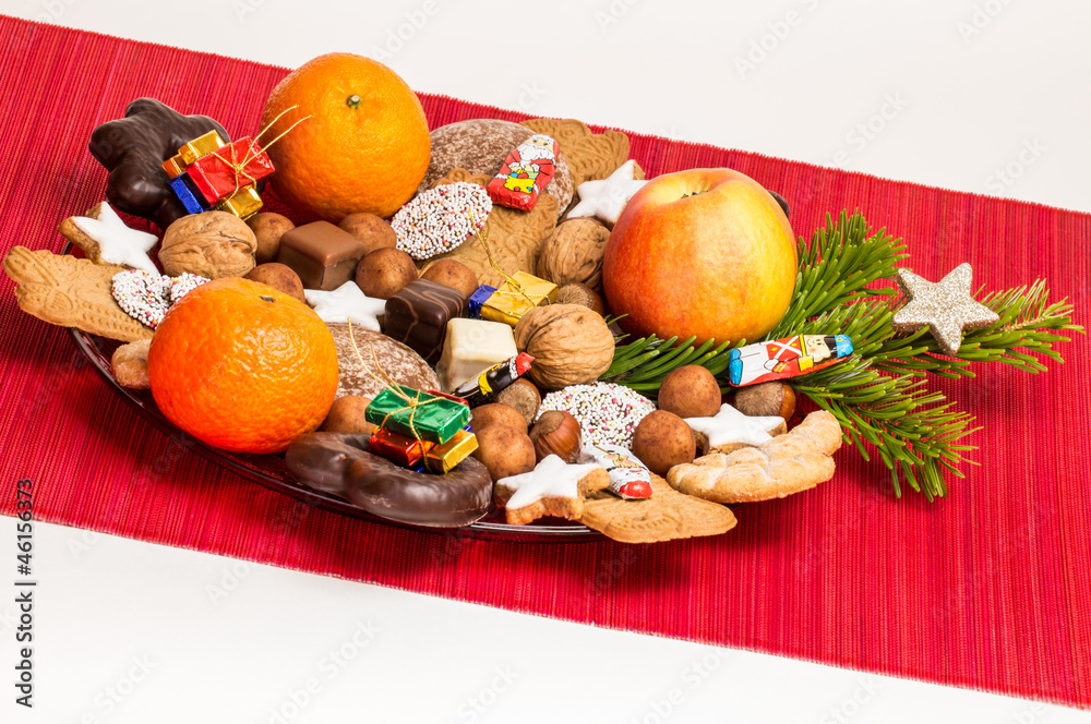 bunter Weihnachtsteller mit Kekse,Nüsse,süßes und Frucht Stock-Foto | Adobe  Stock