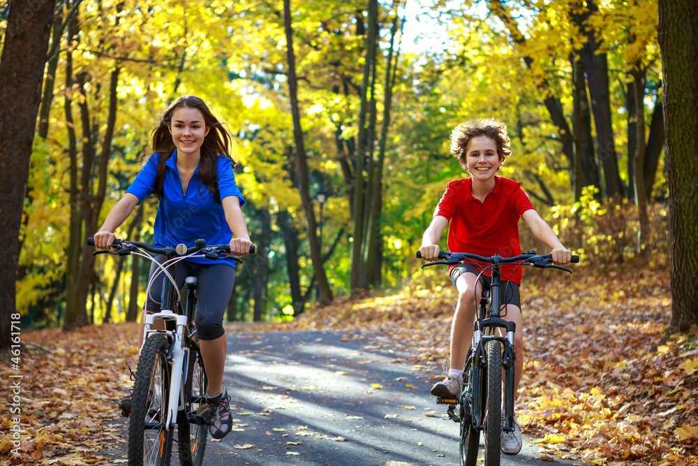 Fototapeta premium Young people biking in city park