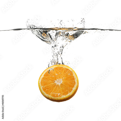 Fototapeta Naklejka Na Ścianę i Meble -  orange with water splash on white