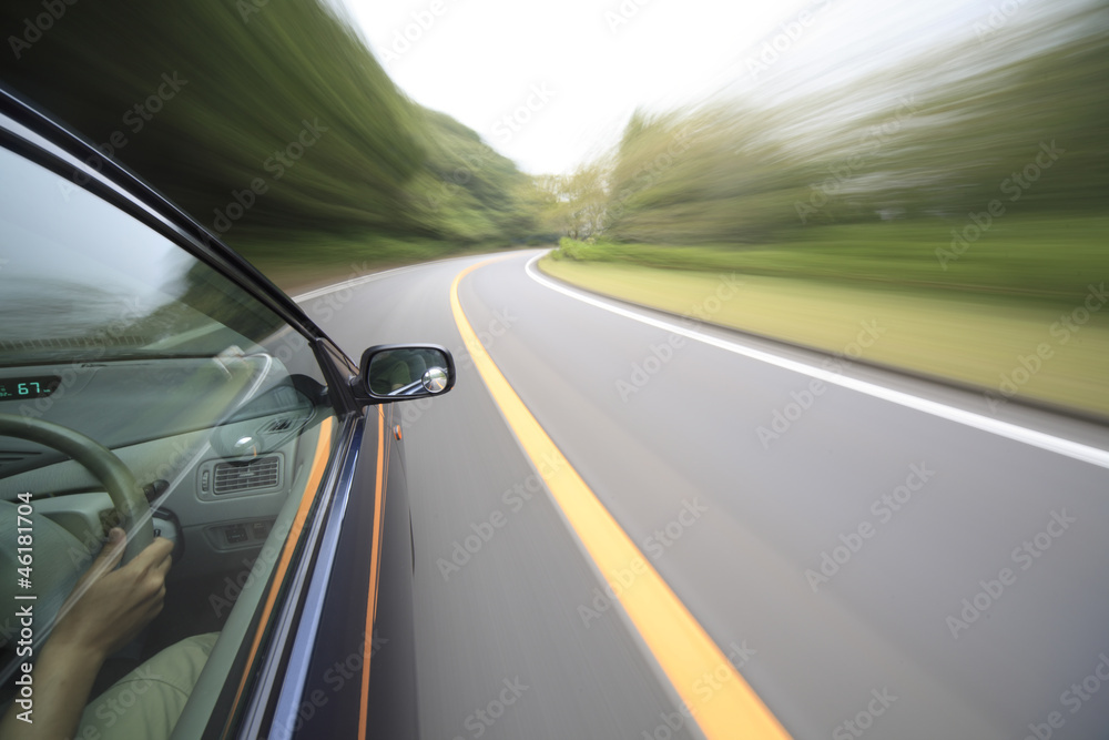 Obraz premium Driving at mountain road