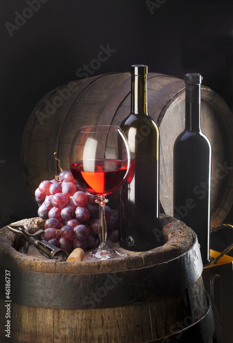 Fototapeta Naklejka Na Ścianę i Meble -  still life with red wine and old barrel