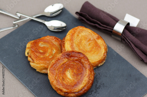 Fototapeta Naklejka Na Ścianę i Meble -  trio de kouign-amann sur ardoise 1