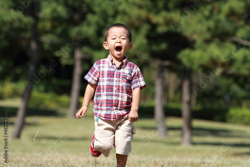 かけっこする幼児