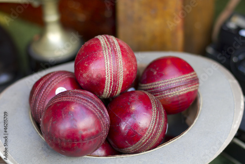 Obraz na płótnie Old cricket balls w salonie