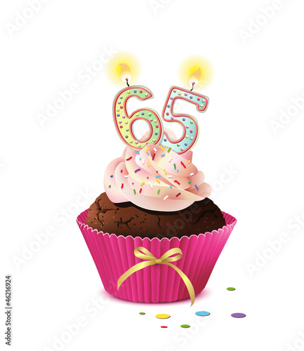 Cupcake mit Kerze und die Zahl 65