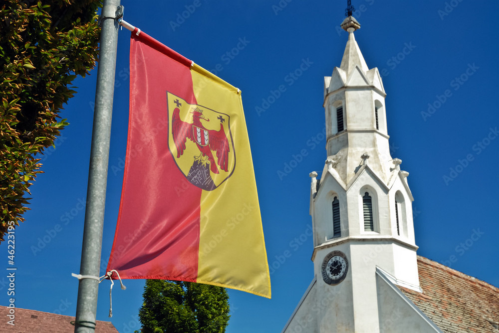 Burgenland Fahne und Christus Kirche von Mörbisch