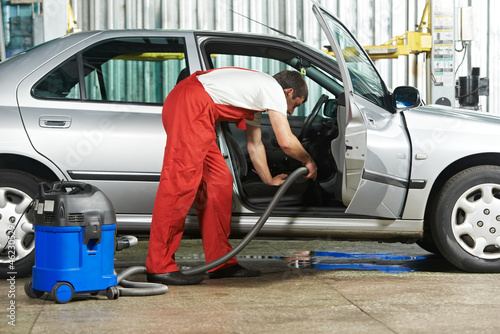 Cleaning service of automobile vacuum clean