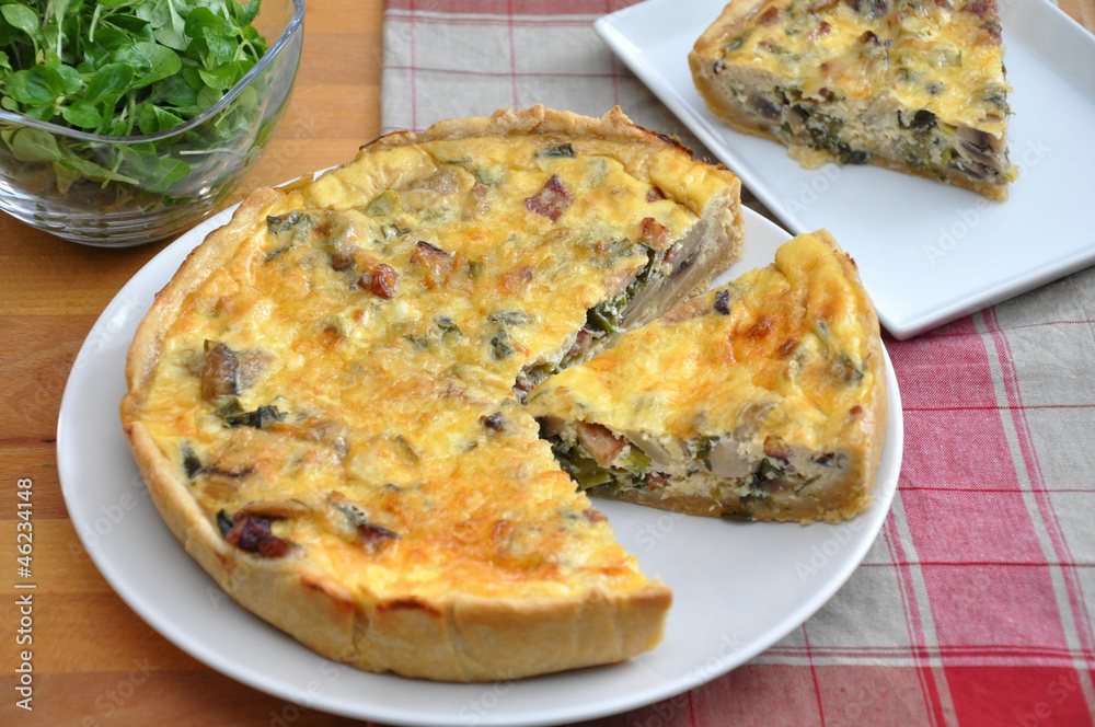 Quiche mit Speck, Pilzen und Lauch Stock Photo | Adobe Stock