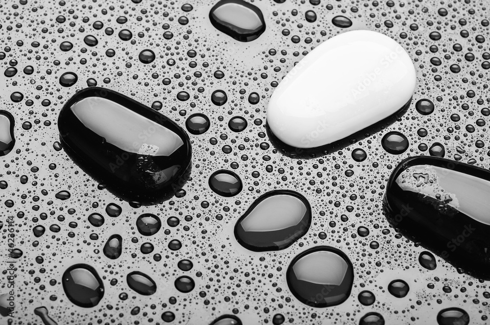 Obraz premium kamienie czarno-białych kamyków z kroplami wody