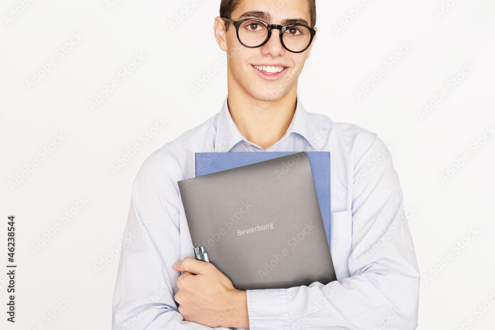 junger Mann mit Bewerbung junger Mann mit Bewerbung